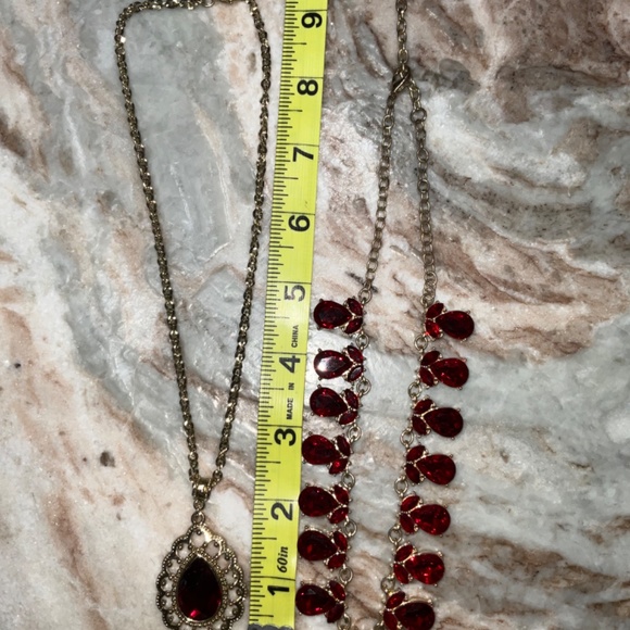 LOT OF GOLD JEWELRY WITH RED STONES - Picture 9 of 9